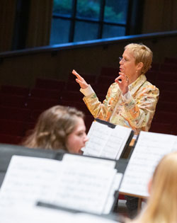 Composer Augusta Read Thomas speaks with student musicians in rehearsal.