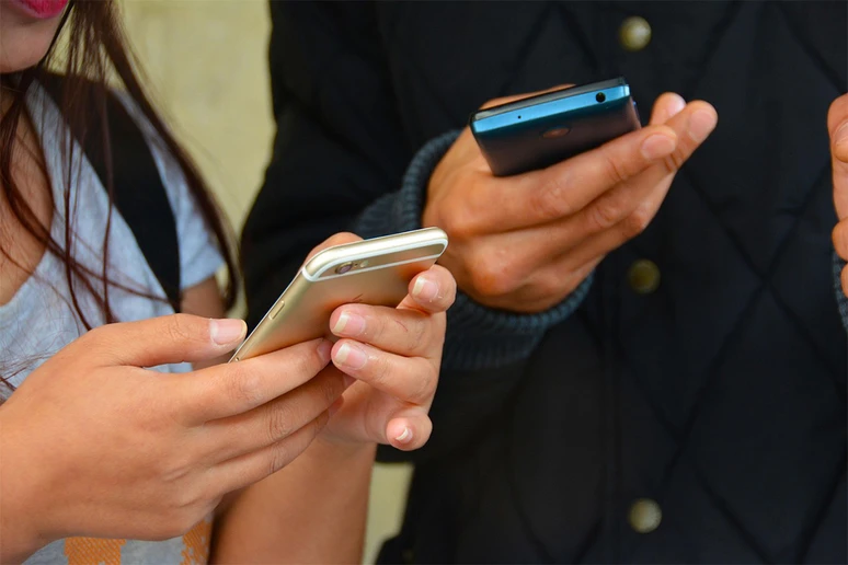 two people texting with the phones