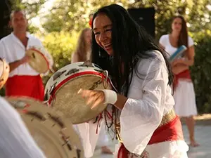 Alessandra Belloni playing tamborine