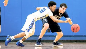 De'Quan Smith playing basketball